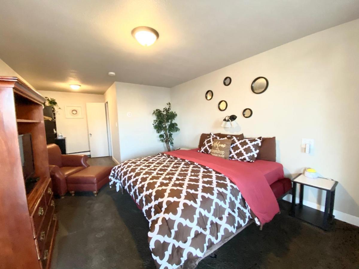 Roundtop Mountain Vista - Cabins And Motel เธอร์โมโปลิส ภายนอก รูปภาพ