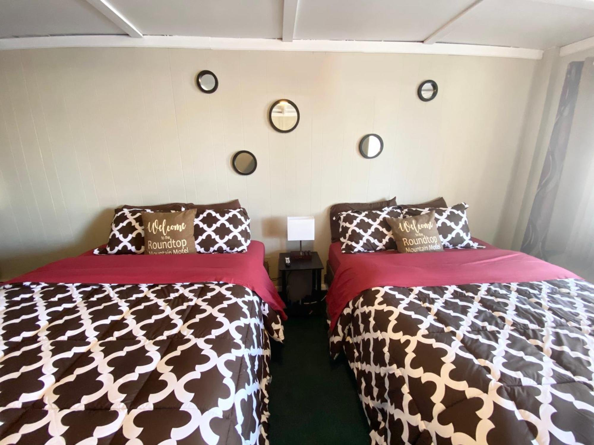 Roundtop Mountain Vista - Cabins And Motel เธอร์โมโปลิส ห้อง รูปภาพ
